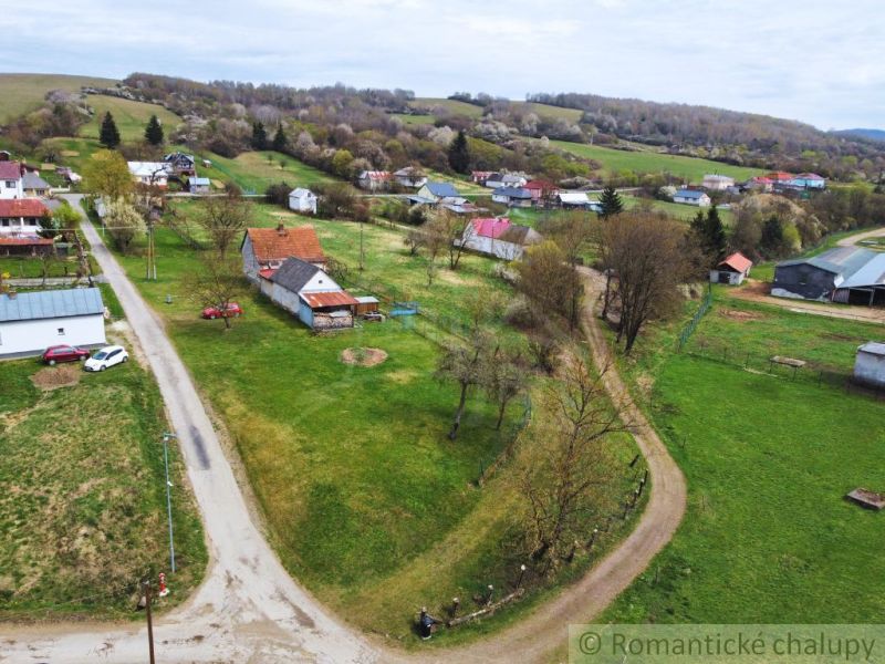 Venkovská krajina v okolí rodinného domu v obci Volica, viditelná cesta a louka.