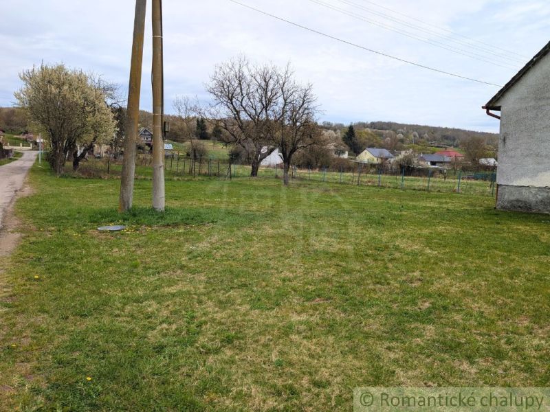 Travnatý pozemek u rodinného domu ve Volici s výhledem na okolní krajinu.