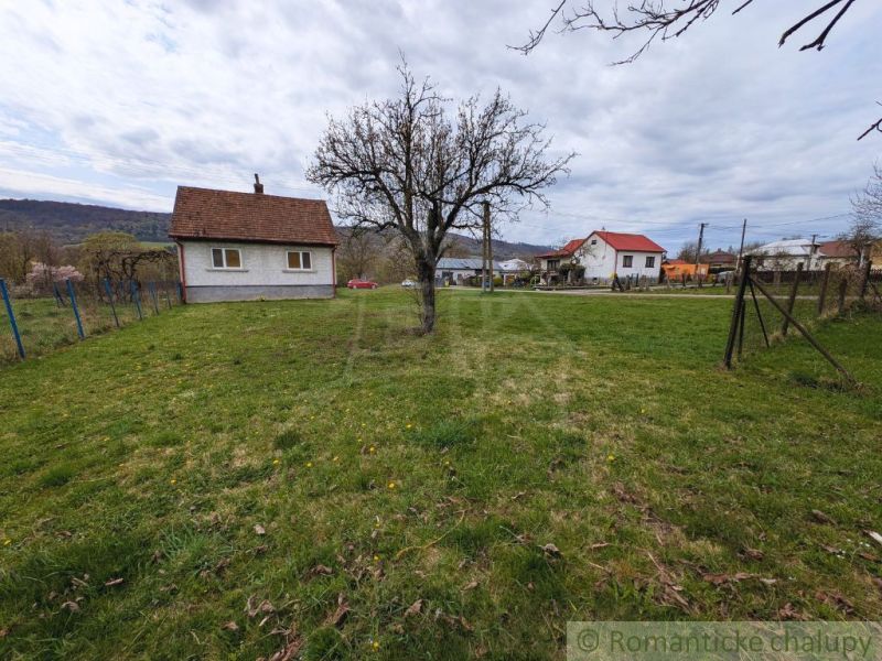 Rodinný dům v Volici se zahradou, ovocným stromem a panoramatickým výhledem na krajinu.