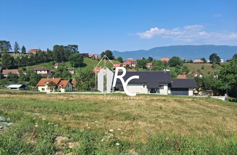 Záborí, pozemky - bydlení se scenérií domů a zeleným prostředím za slunečného počasí.