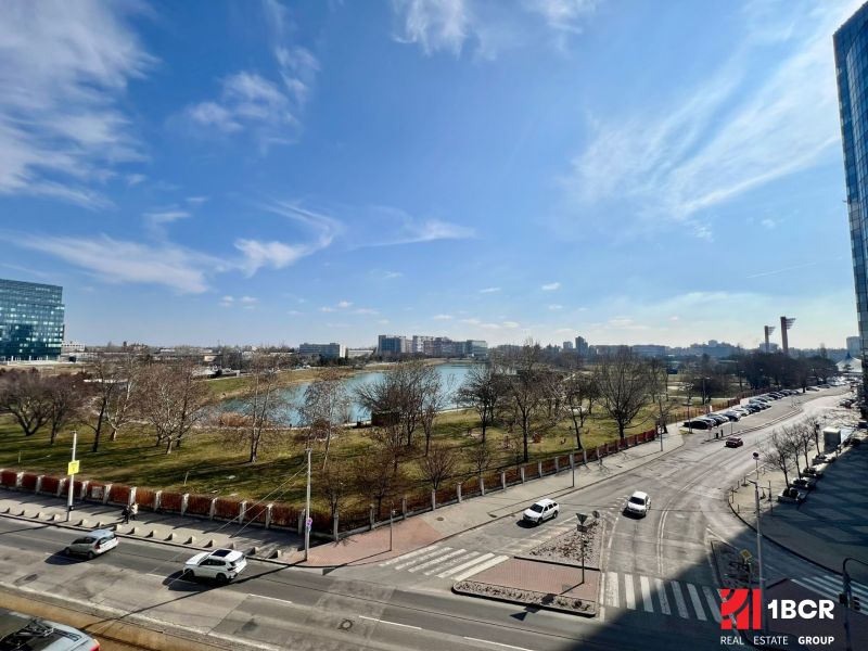 Výhled z Vajnorské v Bratislavě na park a jezero.