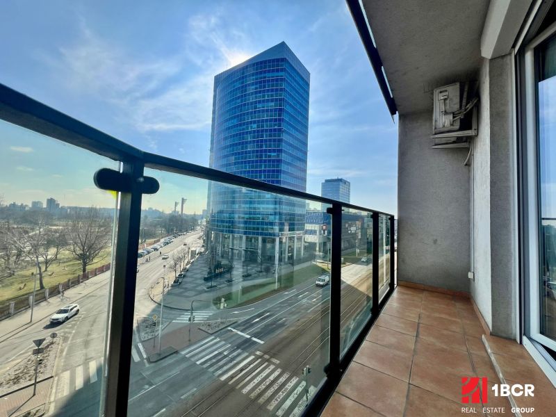 Balkon s výhledem na Vajnorskou ulici v Bratislavě - Novém Městě.