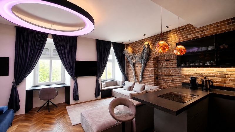 Stylový 2pokojový byt s cihlovou stěnou, podlahou s dřevěným dekorem a moderním osvětlením.