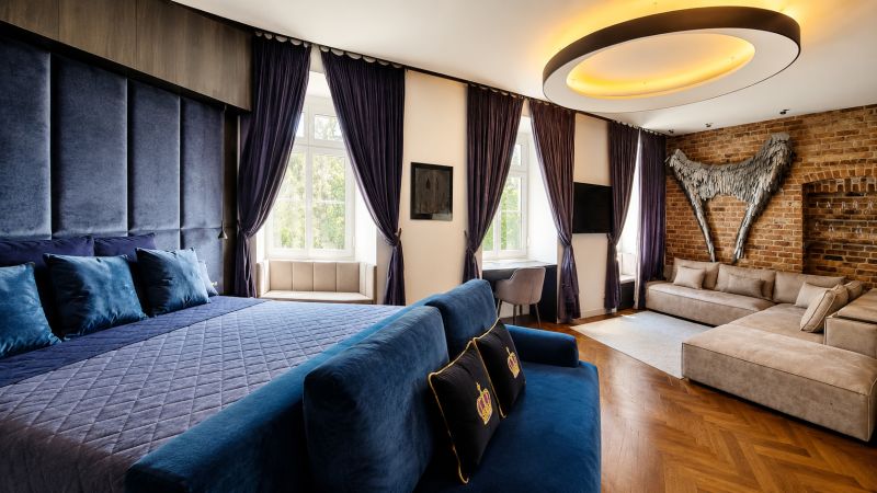 2-pokojový byt s luxusním designem, modrými akcenty a podlahou s dřevěným dekorem.