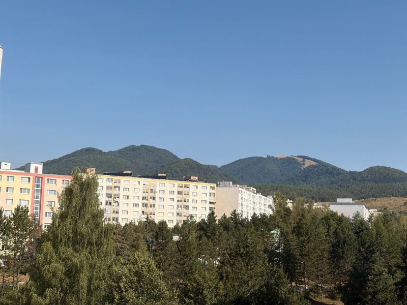 Pohled na sídliště a přírodu v Banské Bystrici na Karpatské ulici.