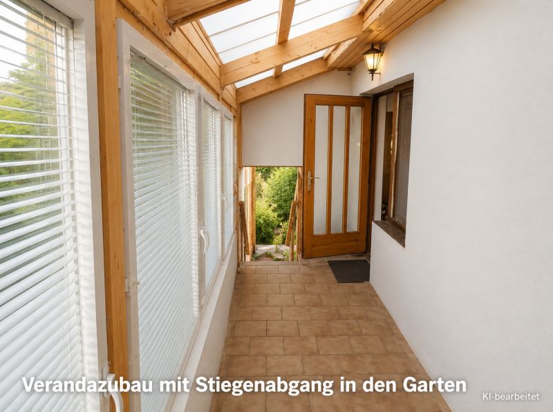 Veranda se skleněnou střechou a schodištěm v rodinném domě.