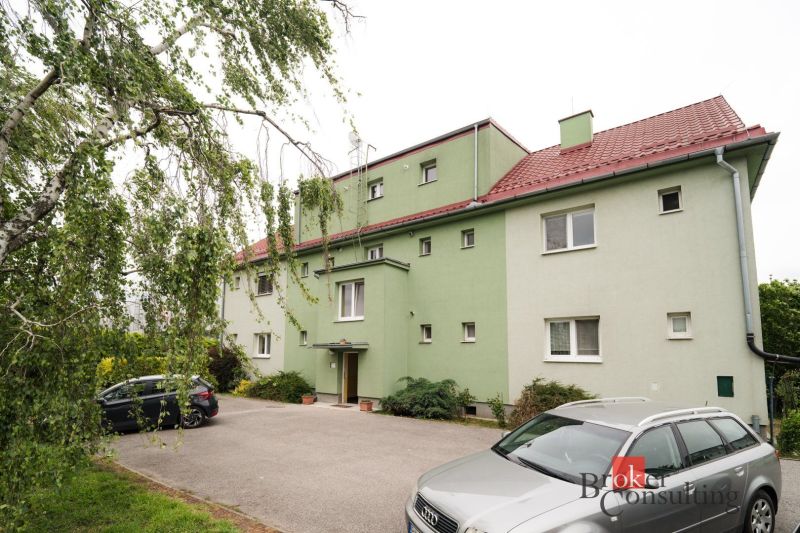 Exteriér bytového domu na Štúrově ulici v Nitře, nabízející 3-pokojové byty.