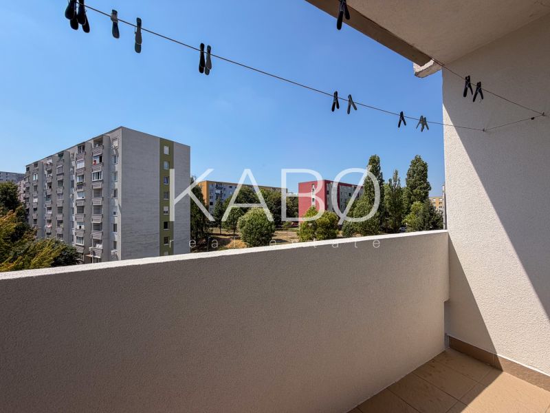 Balkon 2-pokojového bytu na Škultétyho ulici v Nitře s výhledem na panelové domy.