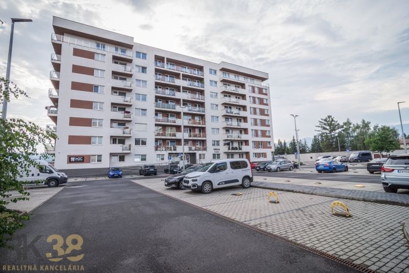 Budova s parkovištěm před 3-pokojovým bytem na ulici 29. srpna v Popradu.