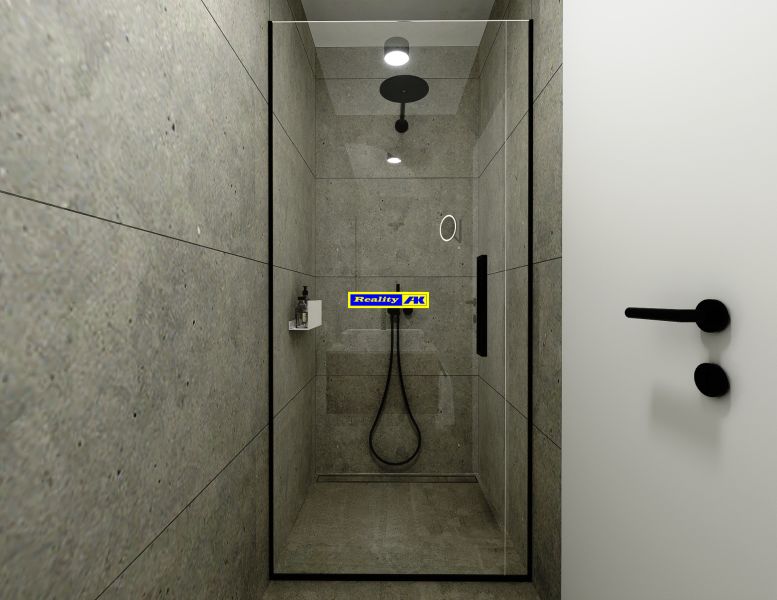 Sprchový kout s tmavými obklady a elegantním černým vybavením v 3-pokojovém bytě.