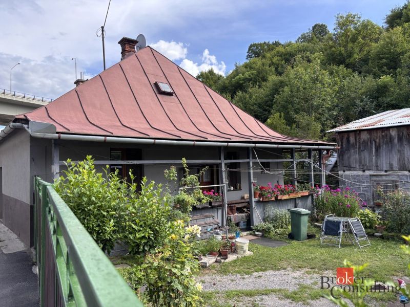 Rodinný dům na Laskomerské ulici v Banské Bystrici s jednoduchou zahradou a terasou.