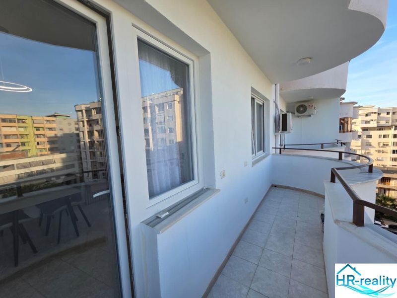 Balkon se zábradlím sousedí s 2pokojovým bytem ve městě Drač.