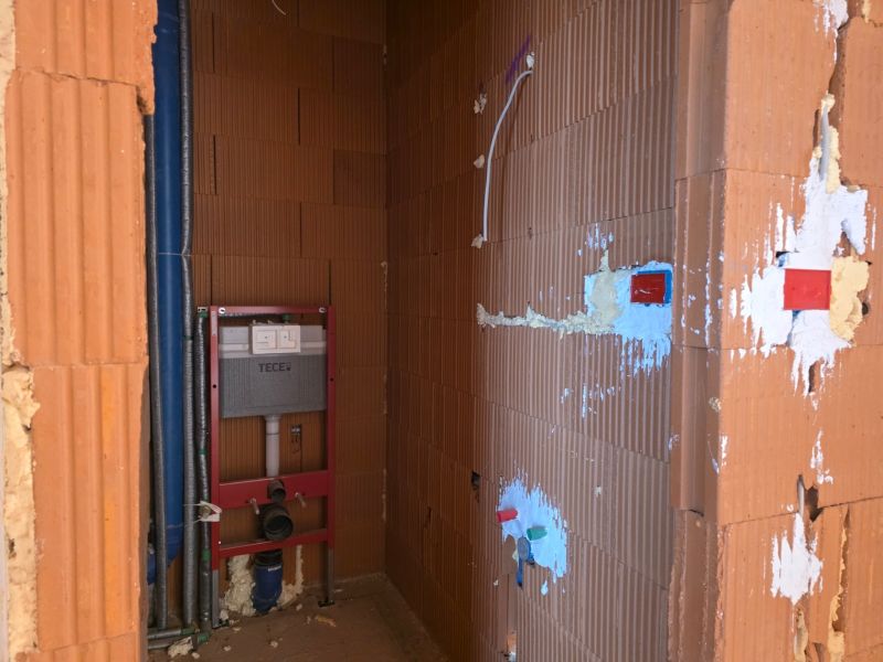 Instalace koupelny ve 3-pokojovém bytě, připravovaný prostor pro WC.