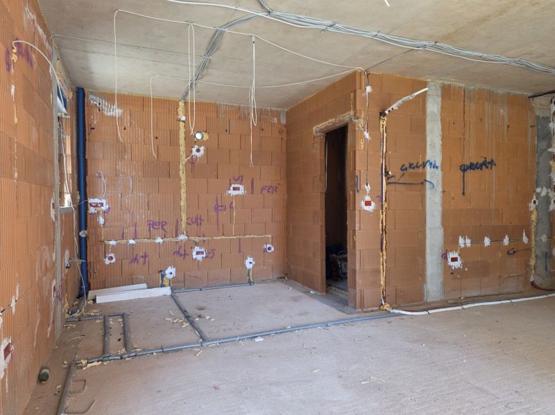 Stavba 3pokojového bytu s cihlovými stěnami a instalací rozvodů.