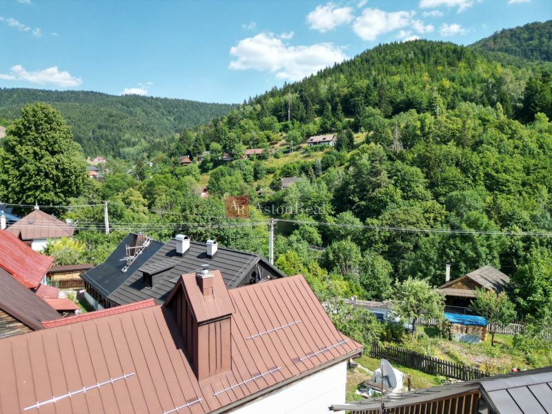 Pohled na rodinný dům v Španej Dolině obklopený nádhernou přírodou a horami.