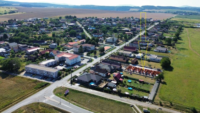 Rodinné domy v Nové Polhoře na ulici Nová Polhora, obklopené zelení a poli.