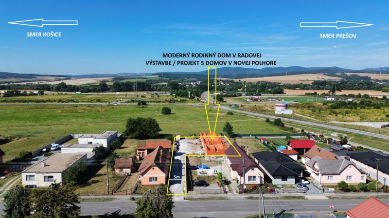 Výstavba řadového rodinného domu na ulici v Nové Polhoře. Panorama a příroda.