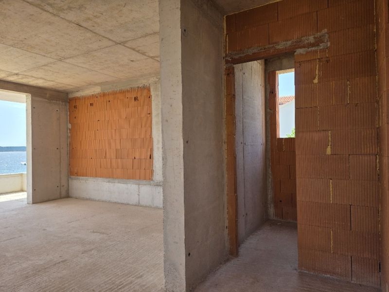 Hrubá stavba 4pokojového bytu s výhledem na moře ve SRIME.