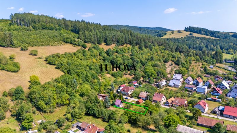 Lazy pod Makytou, Dubková: Chata obklopená zelení a lesy v krásném venkovském prostředí.