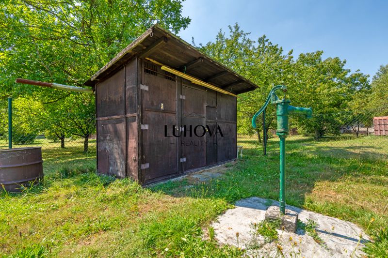 Dřevěný altán a ruční pumpa na zahradě u chaty v Lazy pod Makytou, Dubková.