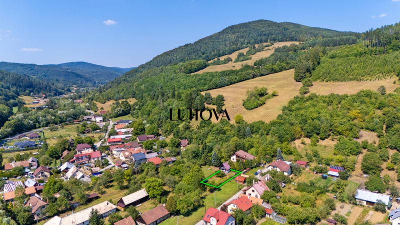 Letecký pohled na Lazy pod Makytou, Dubkovou, obklopenou malebnou přírodou a kopci.