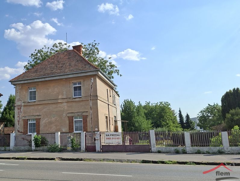 Rodinný dům na Levické ulici ve Vráblích se starším cihlovým exteriérem.