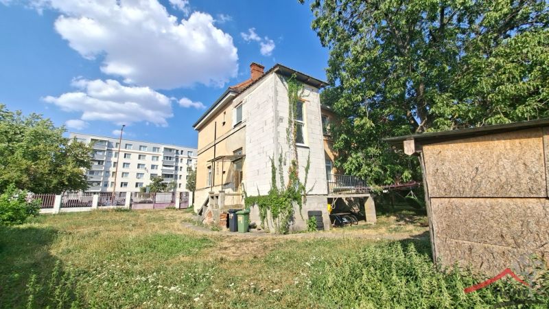Rodinný dům na Levické ulici ve Vráblích, obklopený zelení a trávníkem.