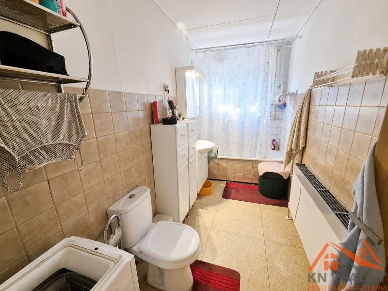 Koupelna s vanou a toaletou v rodinném domě.