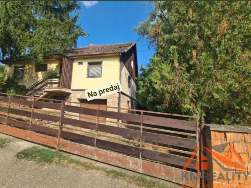 Rodinný dům ve Svodíně obklopený zelení, s kamennou terasou, na prodej.