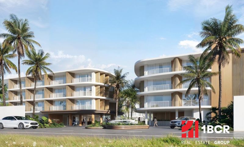 Výstavba bytů v Surat Thani s palmovými stromy a moderní architekturou.