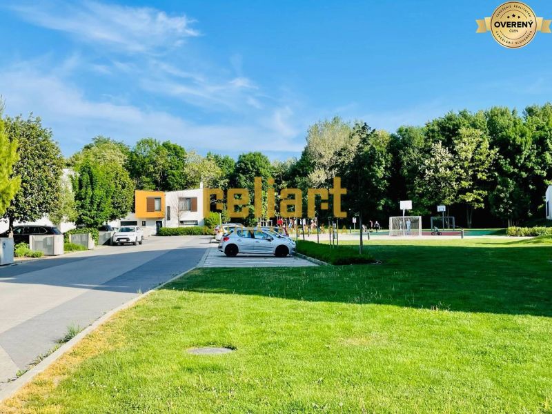 Poklidné okolí se zelení a hřištěm na Žluté ulici v Bratislavě - Petržalce.