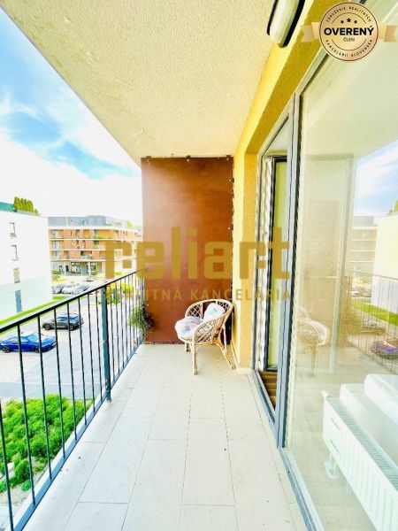 Balkon 1-pokojového bytu na Žluté ulici, Bratislava - Petržalka, s posezením a výhledem.