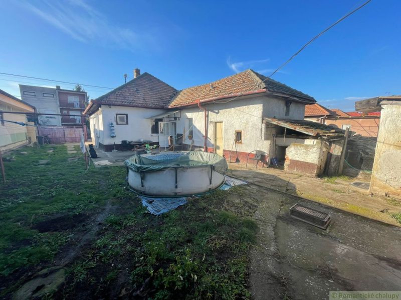 Rodinný dům v Tvrdošovcích se zahradou a bazénem, na travnaté ploše v exteriéru.