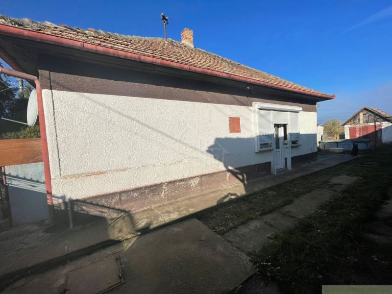 Rodinný dům v Tvrdošovcích s předsazenou verandou a šikmou střechou.