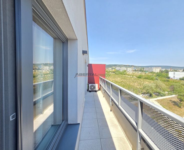 Balkon z 2pokojového bytu na Malokrasňanské ulici v Bratislavě - Rači s výhledem.