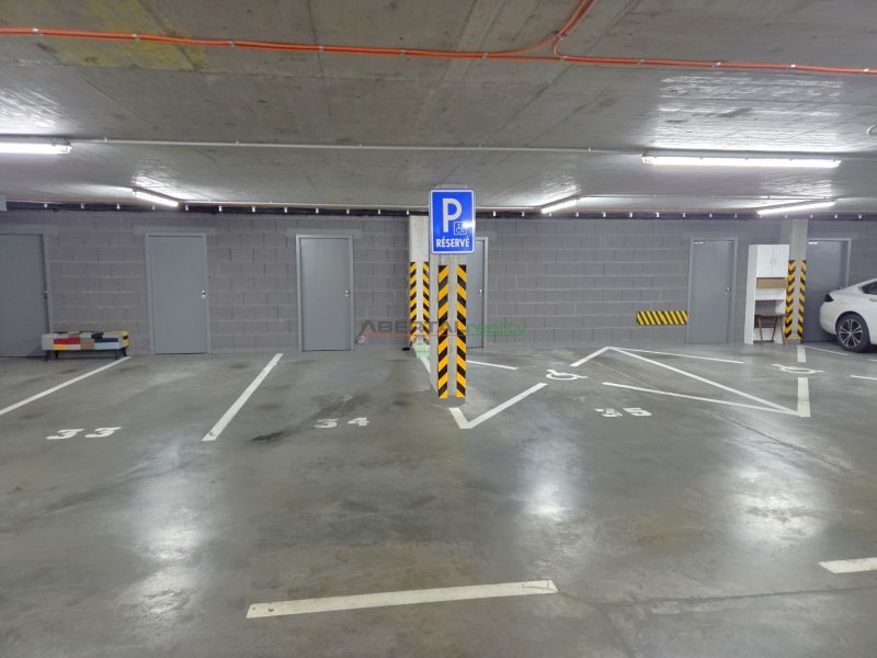 Podzemní garáž s vyhrazeným parkováním na Malokrasňanské ulici v Bratislavě - Rači.
