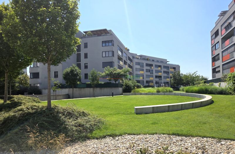 Bytové domy s moderní architekturou a zelení na Malokrasňanské ulici v Bratislavě - Rači.