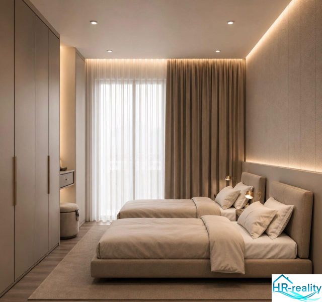 Dvoulůžková ložnice s elegantním osvětlením a podlahou s dřevěným dekorem v rekreačním apartmánu.
