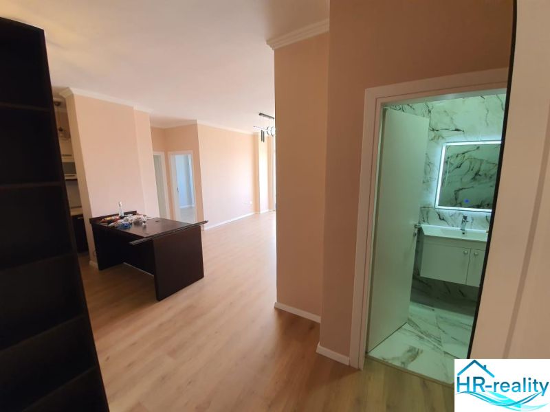 Rekreační apartmán s podlahou s dřevěným dekorem a moderní koupelnou.