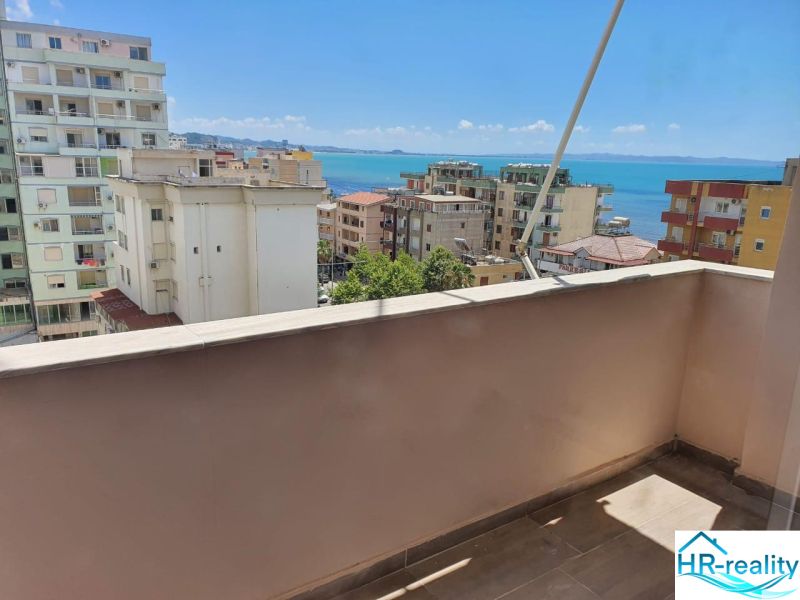 Výhled z balkonu na moře a město Drač v Rekreačním apartmánu.