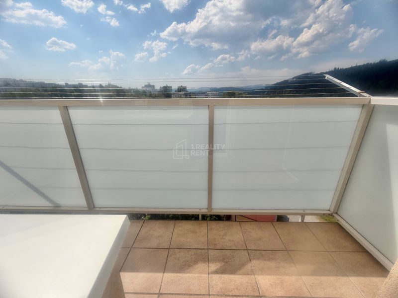 Sluneční terasa 3-pokojového bytu v Čadci na Mierově ulici s výhledem na okolí.