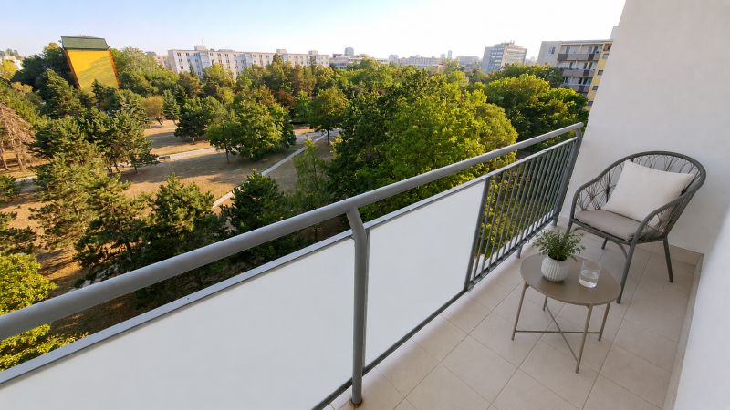 Balkon 2-pokojového bytu v Bratislavě - Ružinově na ulici Sputniková, s výhledem na zeleň.