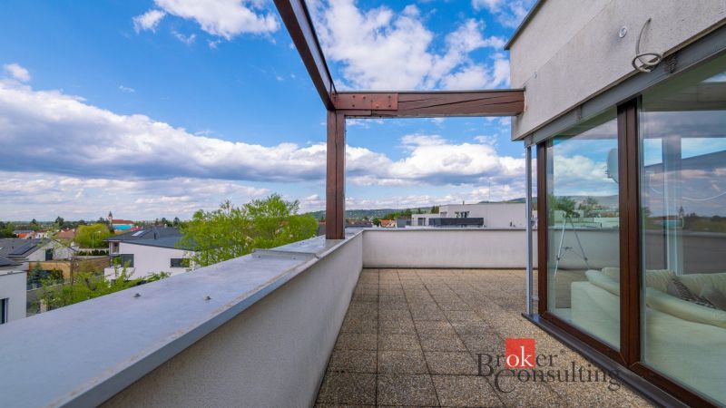 Terasa rodinného domu v Bratislavě-Záhorské Bystrici, Kapsohradská, s panoramatickým výhledem na okolí.
