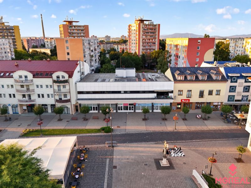 Pohled na obchodní prostory na ulici M.R. Štefánika v Topoľčanech.