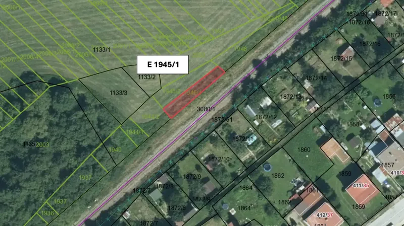Letecký pohled na zemědělské a lesní pozemky v obci Valaská se zvýrazněným parcelním číslem.