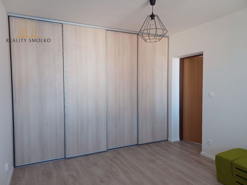 V 2-pokojovém bytě se nachází vestavěná skříň a podlaha s dřevěným dekorem.