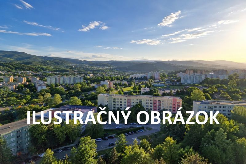 Pohled na 1-pokojový byt v Banské Bystrici s panoramatickým výhledem na okolí.