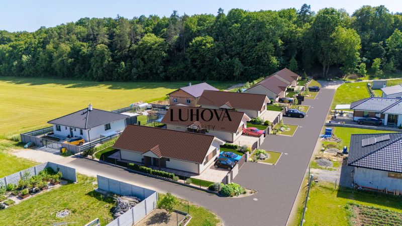 Nové rodinné domy v Tuchyni, Tuchyňa obklopené přírodou a zelenými plochami.
