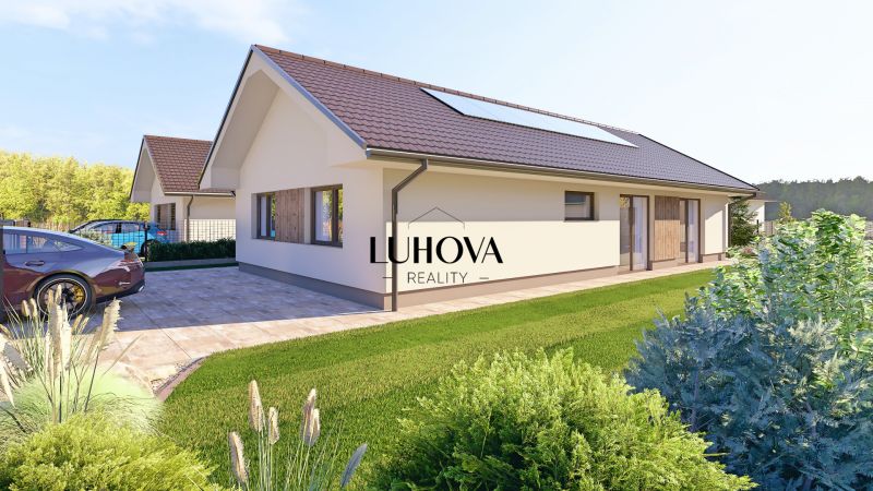 Rodinný dům v Tuchyni se šikmou střechou a parkovištěm před budovou.