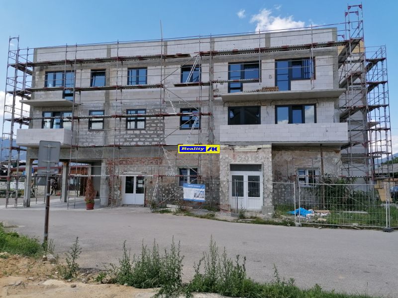 Budova v rekonstrukci na ulici Tomčany v Martině pro 3-pokojové byty.